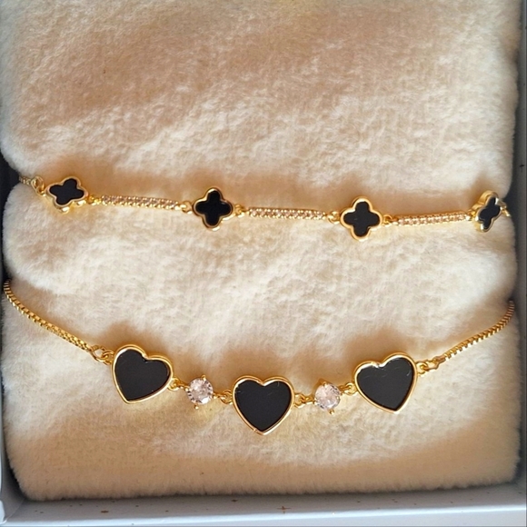 Eye Candy Gold Toned Heart & Clover Set of 2 Adjustable Bracelets Box included - Picture 4 of 5